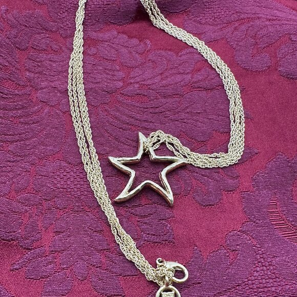 VTG Givenchy Luxury Brand.  Rare. Open Star Pendant on Double Gold-Tone Chain - Picture 9 of 13